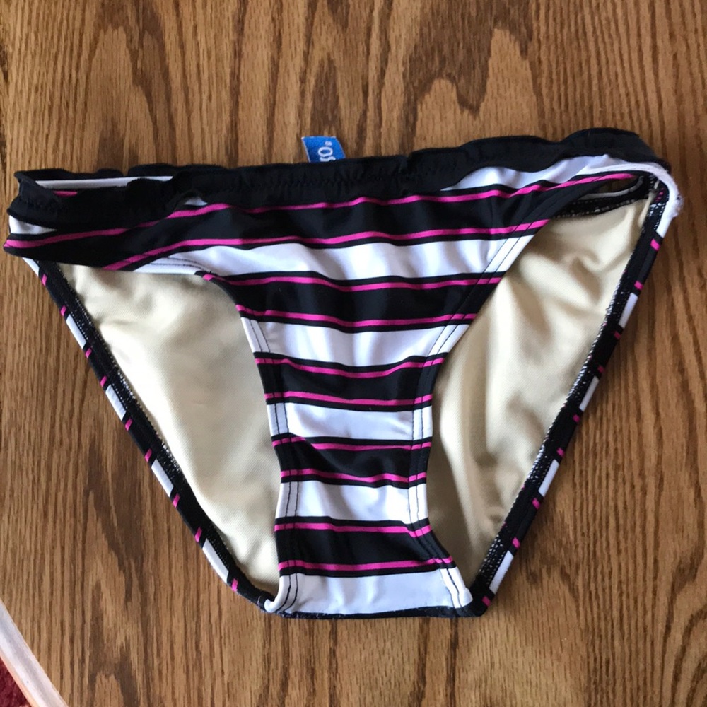 NWT Ruffle Bikini bottoms